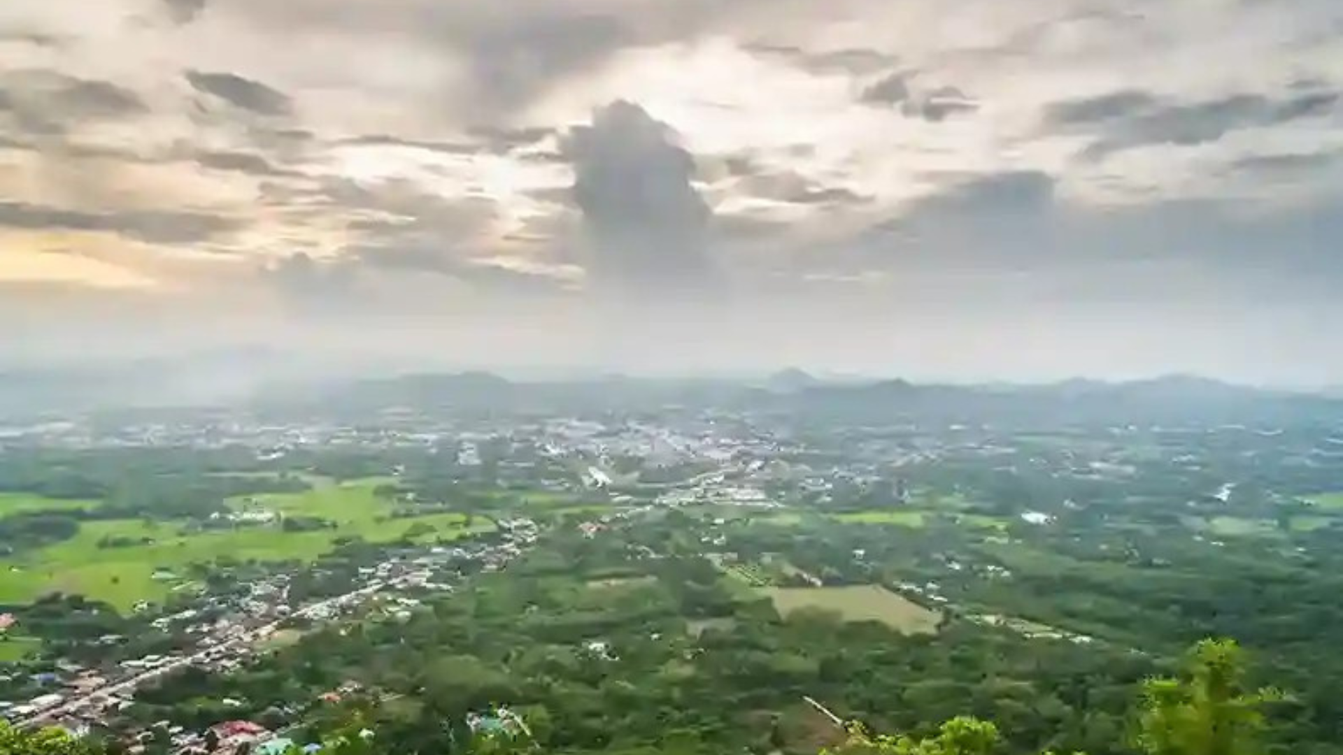 Tempat wisata di kota Bogor dengan latar belakang pegunungan dan suasana hijau yang menyejukkan.